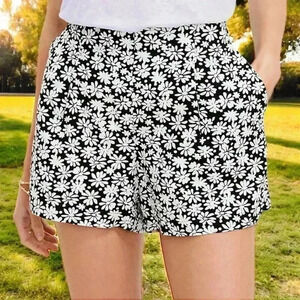 Loft Pleated Black and White Pull On Shorts in Daisy Women's Size Small.